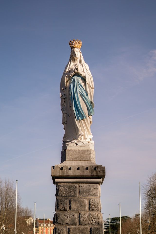imagen de la Virgen de Lourdes, que es la inmaculada concepción