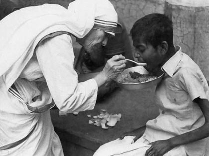 Madre Teresa de Calcuta dando de comer