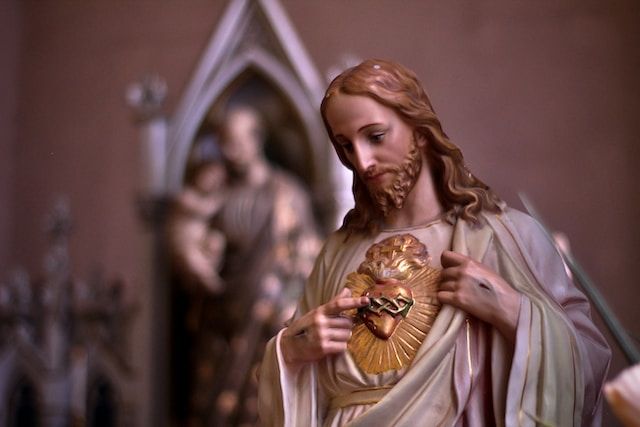 Imagen del sagrado corazón de jesus en tonos dorados